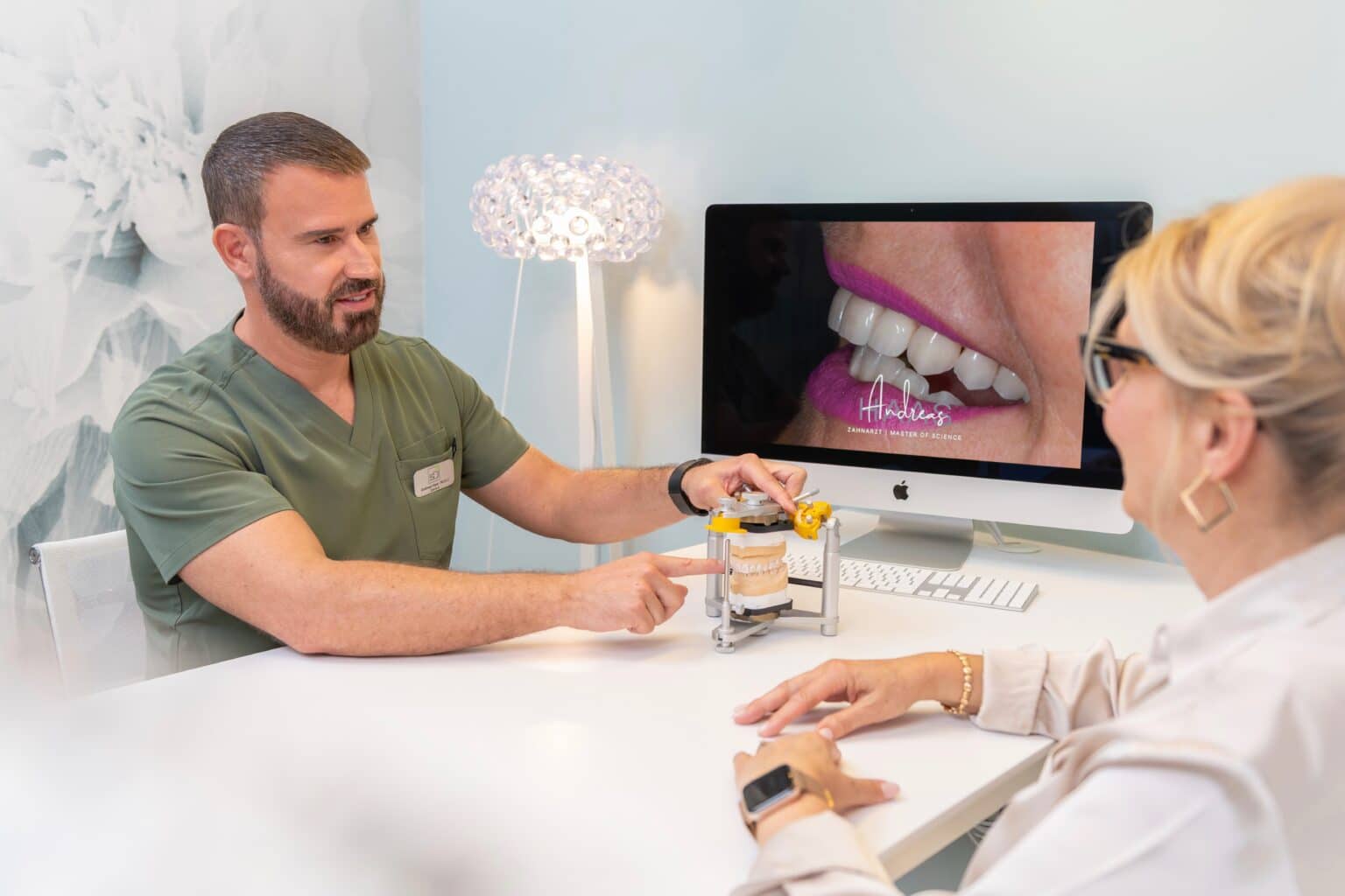 Patientin mit strahlendem Lächeln in der Praxis smileDentity