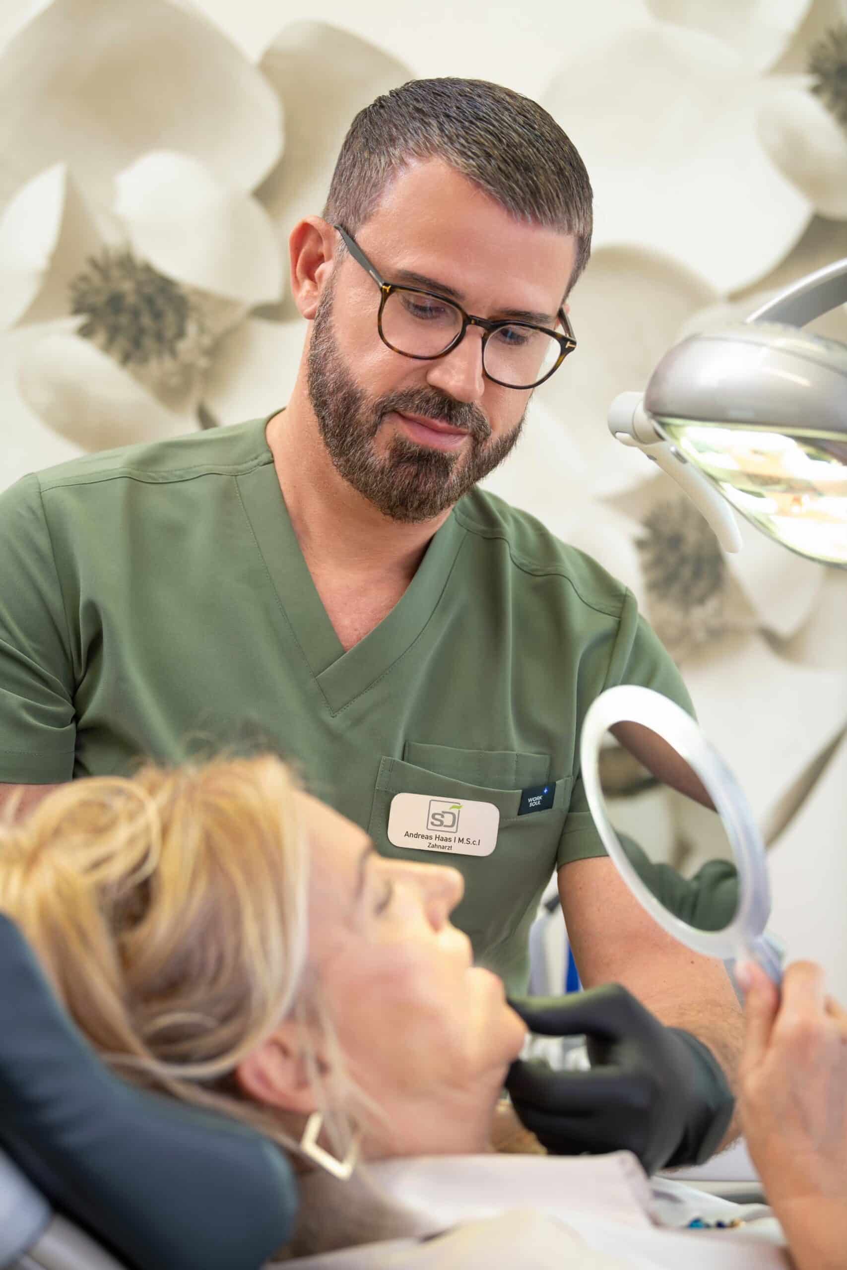 Andreas Haas in der Praxis smileDentity