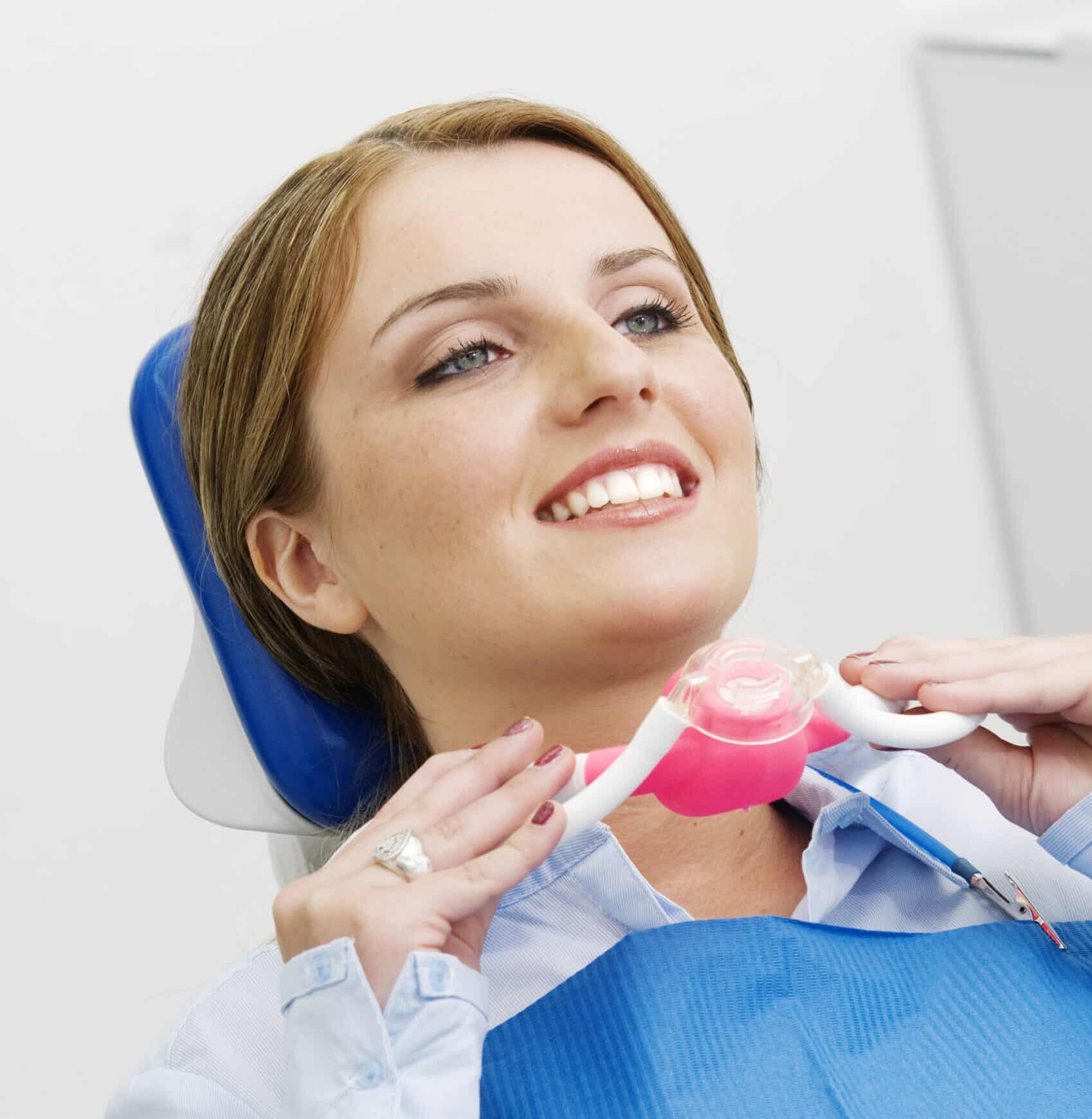 Patient mit Nasenmaske während einer Lachgassedierung – smileDentity Dreieich