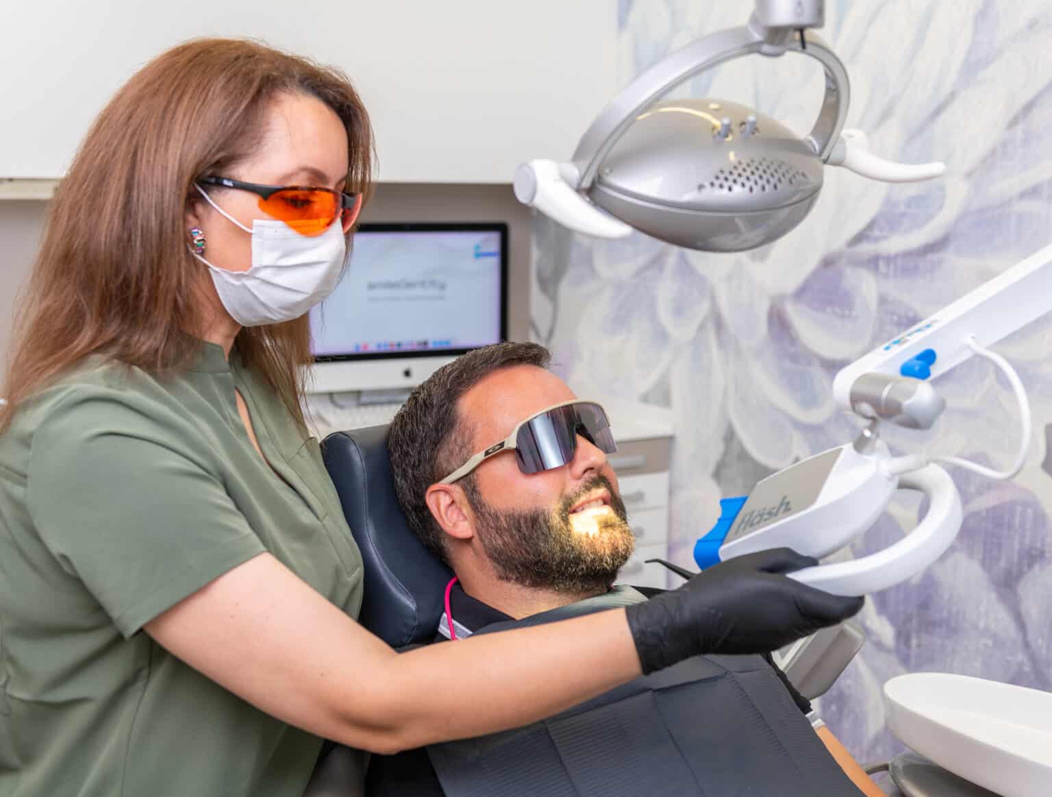 Buschra Lemkadem beim fläsh-Bleaching bei smileDentity in Dreieich